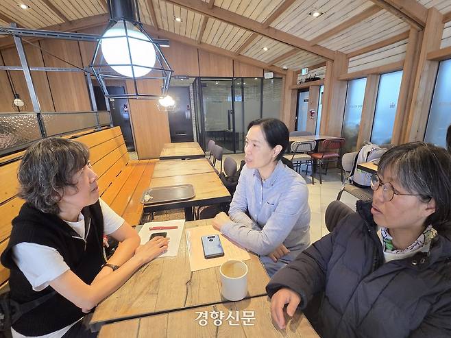 노우정 전국돌봄서비스노동조합 서울지부 지부장(왼쪽), 선미경 국민건강보험공단 서울요양원 요양보호사, 양복순 방문 요양보호사(오른쪽)가 지난 20일 서울 광화문의 한 카페에서 경향신문과 인터뷰를 하고 있다. 최서은 기자