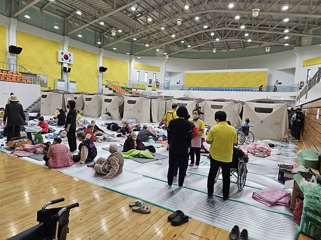 의성군체육관에 마련된 임시대피소에는 200명이 넘는 주민들이 자원봉사자들의 보호를 받고 있다.   김재산 기자