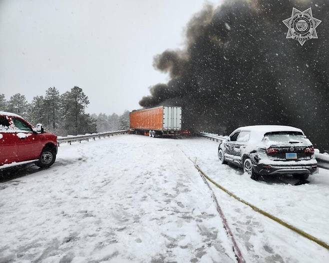 지난 13일 미국 40번 고속도로에서 발생한 교통사고[애리조나주 공공안전국(DPS) 엑스 캡처 / 연합뉴스]
