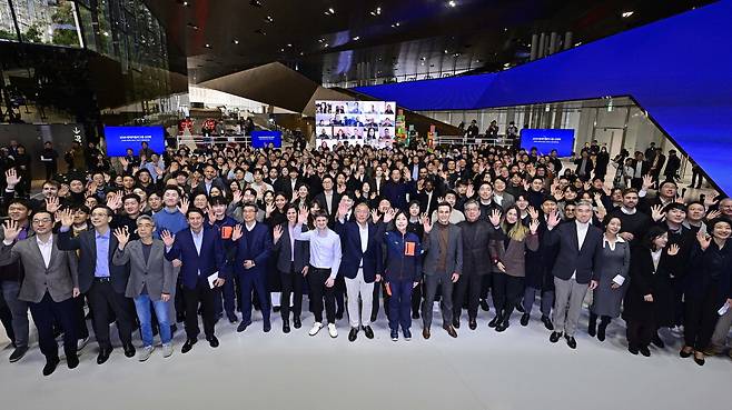 지난 1월 현대모터스튜디오 고양에서 열린 '2025 현대차그룹 신년회'에서 정의선 현대자동차그룹 회장이 임직원들과 기념사진을 촬영하고 있는 모습. 현대차그룹