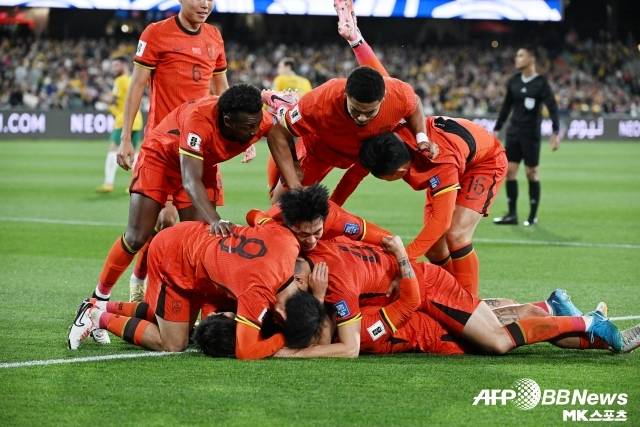 이때 중국 매체 ‘주이파오 스포츠’는 “중국이 벼랑 끝에서 살아남았다. 남은 3경기에서 기적과 같은 반전을 이뤄낼 희망이 여전히 존재한다. 심지어 월드컵 직행 티켓을 얻을 가능성도 남아 있다”고 보도했다. 사진=AFPBBNews=News1