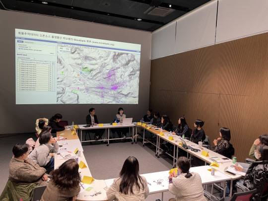 백남준아트센터에서 진행한 전시 연계 프로그램에 참여하고 있는 관람객들의 모습.