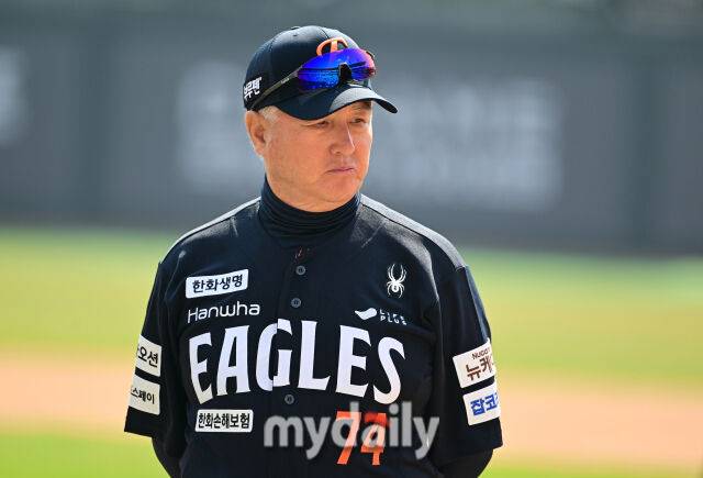 2025년 3월 22일 오후 경기도 수원KT위즈파크에서 '2025 신한 SOL뱅크 KBO 리그' 한화 이글스와 KT 위즈의 경기.한화 김경문 감독이 생각에 잠겨있다.