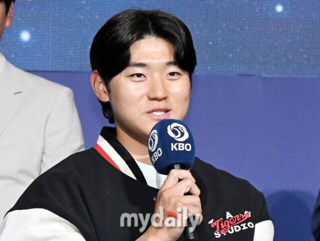 KIA 김도영이 20일 오후 서울 잠실 롯데호텔 월드에서 진행된 '2025 프로야구 KBO 미디어데이'에서 이야기를 하고 있다. 올시즌에는 맞춤형 피치클락 도입, 연장전 이닝 축소(12회→11회), 비디오판독 대상 확대 등 리그의 공정성을 강화하고 박진감 넘치는 경기를 선보이기 위한 다양한 조치들이 이루어 진다. 2025 KBO리그는 22일 오후 2시 잠실, 문학, 수원, 대구, 광주 등 5개 구장에서 일제히 개막한다./광주=송일섭 기자 andlyu@mydaily.co.kr