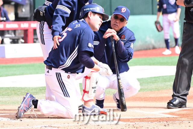 두산 양의지가 23일 인천 SSG랜더스필드에서 진행된 ‘2025 신한 SOL BANK KBO리그’ 두산-SSG의 경기 1회초 자신의 타구에 맞은 뒤 고통스러워 하고 있다./인천 = 곽경훈 기자