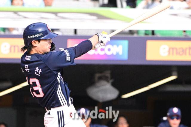 두산 이유찬이 23일 오후 인천 SSG랜더스필드에서 진행된 ‘2025 신한 SOL BANK KBO리그’ 두산-SSG의 경기 6회초 김광현을 상대로 적시타를 때리고 있다./인천 = 곽경훈 기자