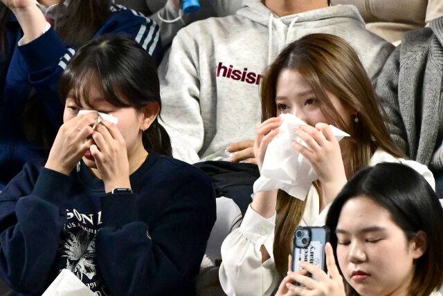 문성민 응원가를 들으며 눈물 흘리는 팬들 / 한국배구연맹(KOVO)