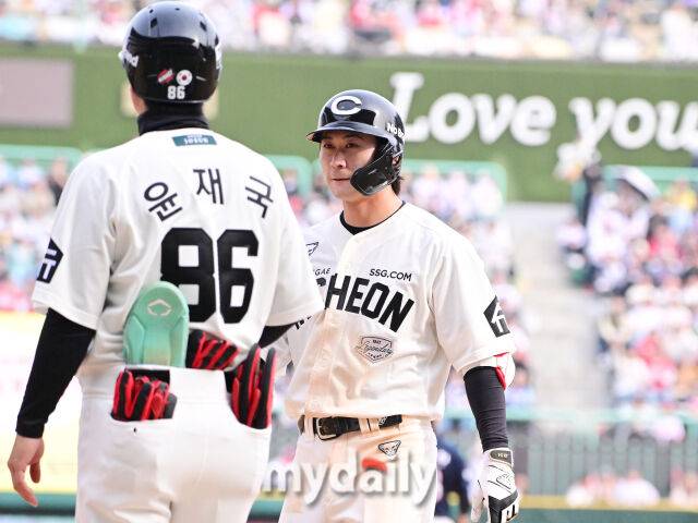 SSG 안상현이 23일 오후 인천 SSG랜더스필드에서 진행된 ‘2025 신한 SOL BANK KBO리그’ 두산-SSG의 경기 7회말 안타를 때린 뒤 기뻐하고 있다./인천 = 곽경훈 기자