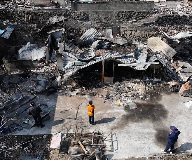 경남 산청군에서 발생한 산불 사흘째인 23일 경남 산청군 시천면 외공마을이 불에 타 있다. [연합]