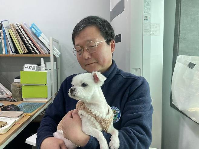 [서울=뉴시스]이다솜 기자=유기견 몽이가 임영기 동물구조119 입양센터 대표에게 안겨있다. citizen@newsis.com *재판매 및 DB 금지