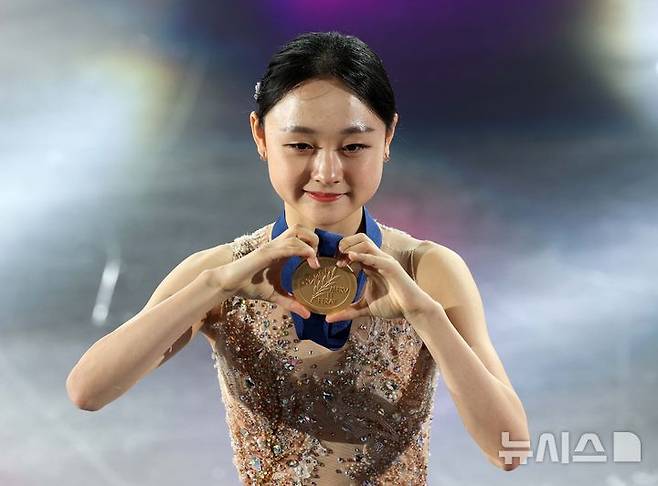 [서울=뉴시스] 고범준 기자 = 23일 오후 서울 양천구 목동 아이스링크에서 열린 2025 ISU 4대륙 피겨 선수권대회 여자 싱글 프리스케이팅에서 금메달을 획득한 김채연이 포즈를 취하고 있다. 2025.02.23. bjko@newsis.com