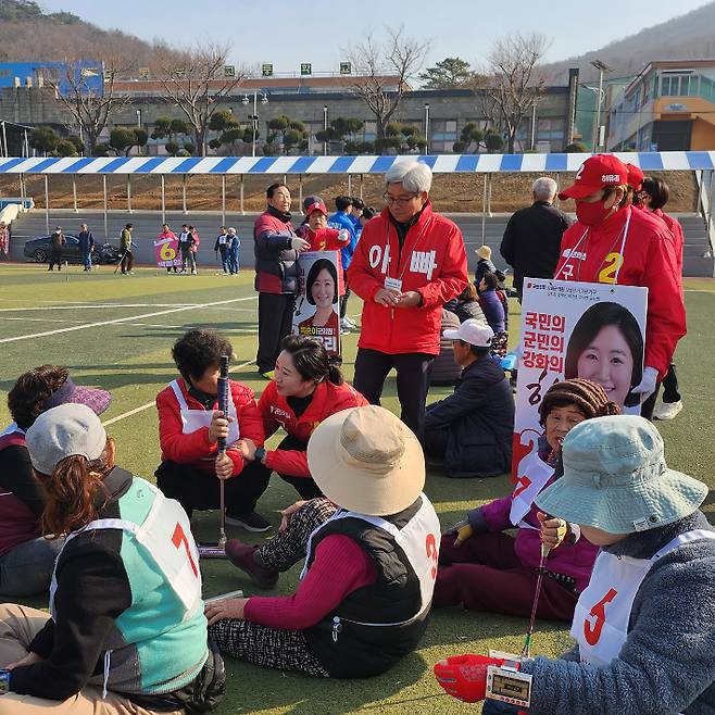 22일 인천 강화군 교동중고등학교에서 열린 교동면 분회장기 게이트볼 대회에서 국민의힘 허유리 강화군의원(가선거구) 후보가 지지를 호소하는 모습. 허유리 후보 선거캠프 제공