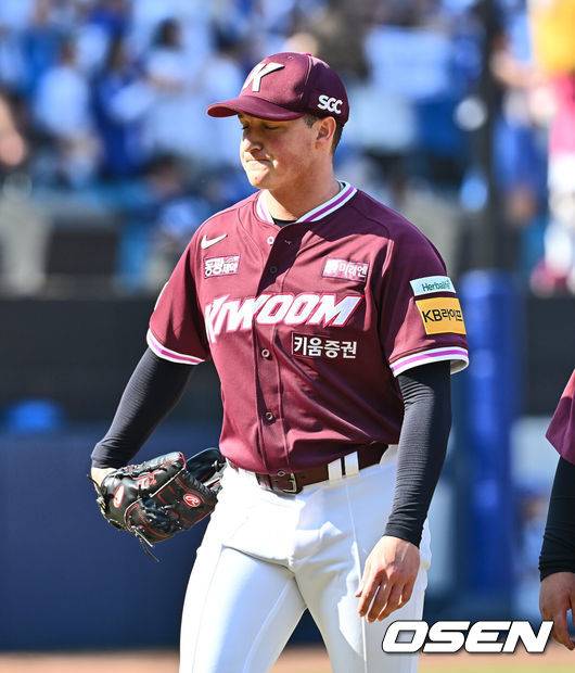 [OSEN=대구, 이석우 기자] 22일 대구삼성라이온즈파크에서 2025 신한 SOL 뱅크 KBO 리그 삼성 라이온즈와 키움 히어로즈의 경기가 열렸다. 키움 선발 로젠버그가 4회말 교체되고 있다. 2025.03.22 / foto0307@osen.co.kr