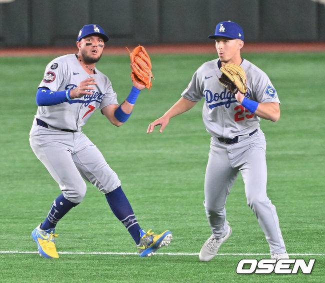 [OSEN=박준형 기자] LA 다저스 미겔 로하스, 토미 에드먼.   2025.03.18 / soul1014@osen.co.kr