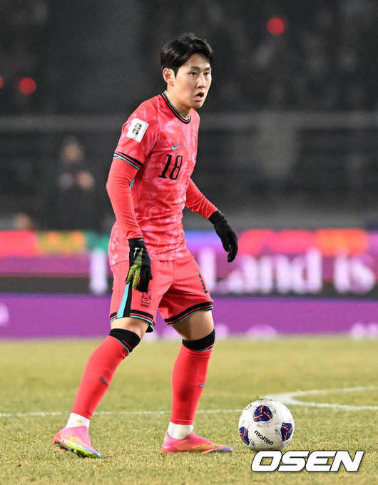 [OSEN=고양, 이대선 기자] 대한민국 대표팀이 홈에서 오만에 1-1로 비겼다. 홍명보(56) 감독이 이끄는 한국 축구 대표팀은 20일 오후 8시 고양종합운동장에서 열린 2026 국제축구연맹(FIFA) 북중미 월드컵 아시아지역 3차 예선 B조 7차전 오만과 맞대결을 치러 1-1로 비겼다.이로써 한국은 승점 15점(4승 3무)을 기록하며 B조 1위를 유지했다.후반 한국 이강인이 드리블 돌파를 하고 있다. 2025.03.20 /sunday@osen.co.kr