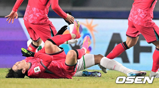 [OSEN=고양, 최규한 기자] 대한민국 대표팀이 홈에서 오만에 1-1로 비겼다. 홍명보(56) 감독이 이끄는 한국 축구 대표팀은 20일 오후 8시 고양종합운동장에서 열린 2026 국제축구연맹(FIFA) 북중미 월드컵 아시아지역 3차 예선 B조 7차전 오만과 맞대결을 치러 1-1로 비겼다. 후반 한국 이강인이 상대 태클에 넘어지며 고통스러워하고 있다. 2025.03.20 / dreamer@osen.co.kr