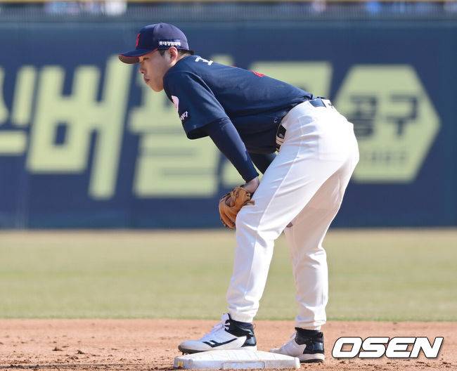 [OSEN=잠실, 김성락 기자] 22일 서울 잠실야구장에서 2025 신한 SOL Bank KBO리그 LG 트윈스와 롯데 자이언츠의 개막전이 열렸다.홈팀인 LG 트윈스는 새 외인 치리노스를 선발로, 원정팀 롯데 자이언츠는 반즈를 선발로 내세웠다.5회말 1사 1, 2루 LG 김현수의 2루수 땅볼 때 롯데 고승민이 송구 실책을 범한 뒤 아쉬워하고 있다. 이때 LG 2루주자 구본혁이 홈으로 내달려 득점을 올렸다. 2025.03.22 / ksl0919@osen.co.kr