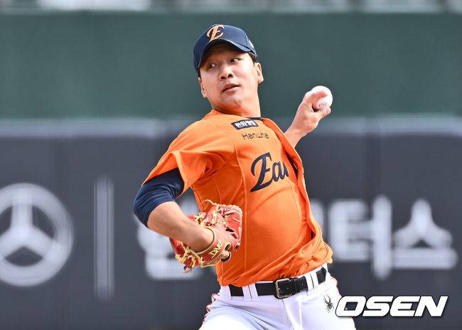 [OSEN=부산, 이석우 기자] 13일 부산 사직야구장에서 2025 신한 SOL 뱅크 KBO 리그 롯데 자이언츠와 한화 이글스의 시범경기가 열렸다. 홈팀 롯데는 데이비슨이 선발로 출전하고, 방문팀 한화는 류현진이 선발로 출전했다.한화 이글스 권민규가 역투하고 있다. 2025.03.13 / foto0307@osen.co.kr