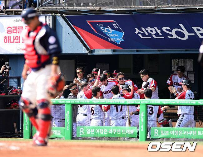 [OSEN=잠실, 지형준 기자] 23일 오후 서울 잠실야구장에서 2025 신한 SOL Bank KBO리그 LG 트윈스와 롯데 자이언츠의 경기가 열렸다.이날 LG는 손주영, 롯데는 박세웅을 선발로 내세웠다.1회말 2사 2루에서 LG 문보경이 선제 우중월 투런포를 날리며 동료선수들과 기뻐하고 있다. 2025.03.23 / jpnews@osen.co.kr