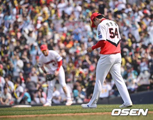 [OSEN=광주, 조은정 기자]23일 광주KIA챔피언스필드에서 2025 신한 SOL Bank KBO리그 KIA 타이거즈와 NC 다이노스의 경기가 열렸다.홈팀 KIA는 양현종을, 원정팀 NC는 라일리를 선발 투수로 내세웠다.4회초 2사 1,2루 KIA 양현종이 NC 박민우에게 2타점 3루타를 허용한 뒤 아쉬워하고 있다. 2025.03.23 /cej@osen.co.kr