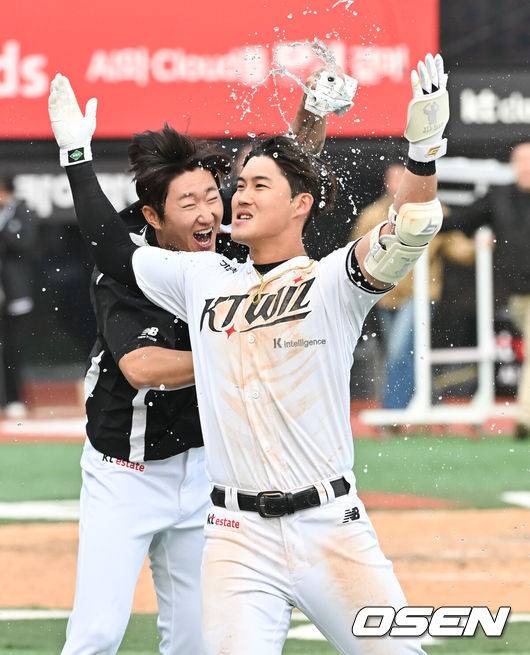 [OSEN=수원, 박준형 기자] 역시 끝내주는 사나이는 달랐다.프로야구 KT 위즈는 23일 수원KT위즈파크에서 열린 2025 신한 SOL뱅크 KBO리그 한화 이글스와의 시즌 2차전에서 연장 11회 접전 끝 5-4 끝내기승리를 거뒀다.&nbsp;연장11회말 KT 배정대가 끝내기 안타를 날리고 기뻐하고 있다.    2025.03.23 / soul1014@osen.co.kr