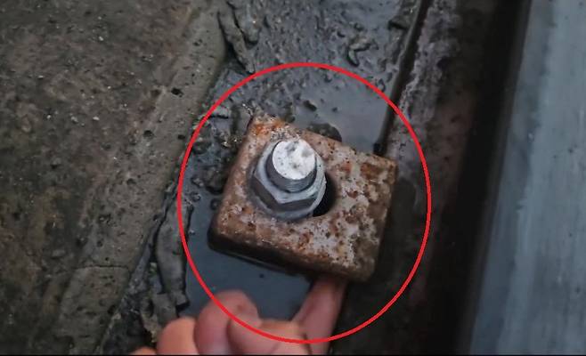 레일을 단단히 고정하기 위해 설치한 고정 장치와 레일 사이 성인 남성 손가락이 들어갈 정도의 이격이 있어 보수공사를 진행했지만 이후 현장 확인 결과 여전히 이격이 있는 모습. 독자 제공