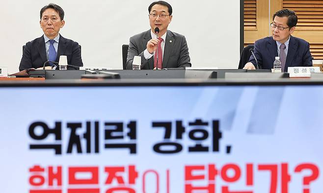 김건 국민의힘 의원이 지난 20일 서울 여의도 국회 의원회관에서 열린 억제력 강화, 핵무장이 답인가? 토론회에서 발언을 하고 있다. 뉴시스