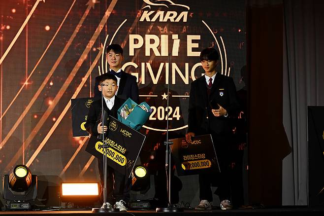 지난해 '대한자동차경주협회' 라이징 스타로 선정된 윤다니엘. 사진 김학수 기자