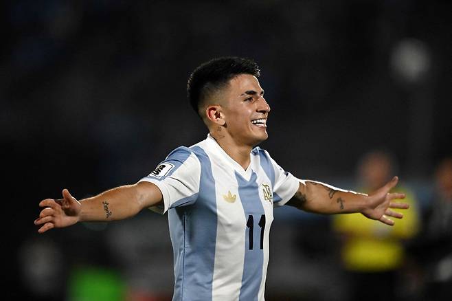 티아고 알마다가 23일 우루과이를 상대로 골을 넣은 뒤 기뻐하고 있다.  AFP