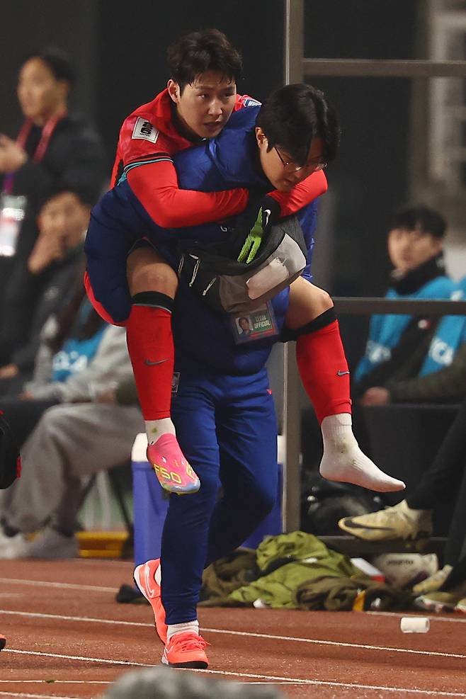 20일 경기도 고양종합운동장에서 열린 2026 북중미 월드컵 아시아 3차 예선 B조 7차전 대한민국과 오만의 경기에서 부상으로 교체된 이강인이 업혀 나가고 있다. 연합뉴스
