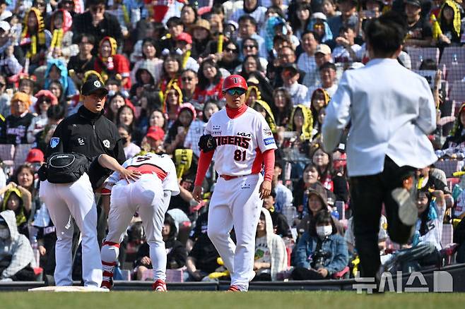 22일 오후 광주 북구 광주-기아챔피언스필드에서 열린 2025 신한 쏠뱅크 KBO 리그 개막전 NC다이노스 대 KIA타이거즈의 경기, 3회말 1사 주자 없는 상황에서 안타를 친 KIA 김도영(오른쪽에서 세 번째)이 왼쪽 허벅지 통증을 호소하고 있다. /사진=뉴시스