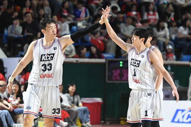 KCC 이승현(왼쪽)과 이호현이 하이파이브를 하고 있다. /사진=KBL 제공