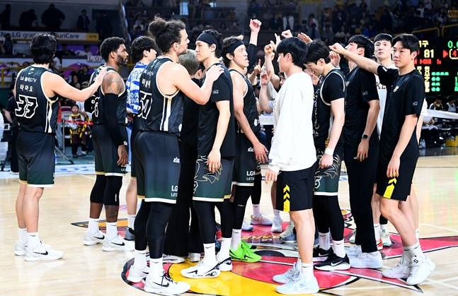 LG 선수단이 23일 한국가스공사전 승리 후 세리머니를 하고 있다. /사진=KBL 제공