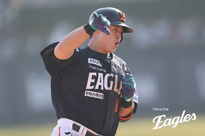 22일 수원케이티위즈파크에서 열린 2025 신한 SOL Bank KBO리그 한화 이글스와 KT 위즈의 정규시즌 개막전, 한화 노시환이 홈런을 친 후 세리머니를 하고 있다. 한화 이글스