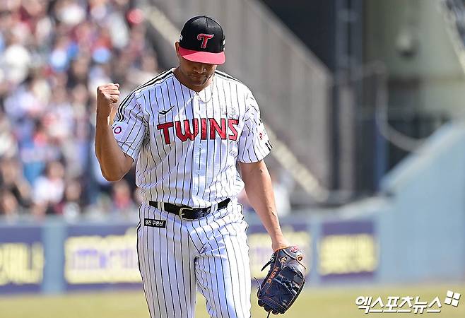 LG 투수 치리노스는 22일 잠실구장에서 열린 '2025 신한 SOL Bank KBO 리그' 롯데와 시즌 개막전에서 선발 등판했다. 6이닝 2실점 퀄리티스타트 투구를 선보여 승리 투수가 됐다. 엑스포츠뉴스 DB