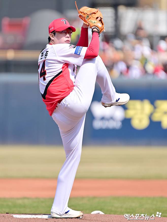 23일 오후 광주기아챔피언스필드에서 열린 '2025 신한 SOL Bank KBO리그' NC 다이노스와 KIA 타이거즈의 경기, 1회초 KIA 선발투수 양현종이 공을 힘차게 던지고 있다. 광주, 김한준 기자