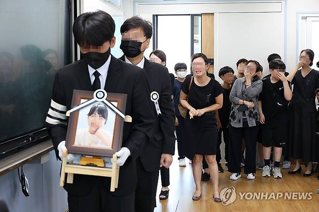 2023년 9월 9일 평소 근무했던 교실을 둘러보는 대전용산초 심미영 선생님 영정   대전용산초 심미영(가명) 선생님은 반 아이들에게 큰소리를 쳤다는 이유 등으로 아동학대범죄자로 몰렸다. 당시 세이브더칠드런은 심 선생님과 아이들을 조사한 뒤 아동학대라는 의견을 경찰에 제출했다. 
  심 선생님은 극단적 선택 20여일 전에 전국초등교사노조에 보낸 메일에서 "이 사건에서 저는 아동학대조사기관(세이브더칠드런)의 어이없는 결정을 경험했습니다. 그들은 교육현장에 대해 전혀 알지 못했고, 이해하려 하지 않았습니다. 하지만 그들은 책임지지 않았습니다. 제가 다시 아동학대 결정을 내린 판단 기준을 물어보고 싶었지만 어디에서도 그들의 자료를 찾을 수 없었습니다"라고 했다.
  세이브더칠드런은 장례식에도 오지 않았고, 유족들에게 사과한 적이 없다고 심 선생님 남편은 전했다. [연합뉴스 사진]