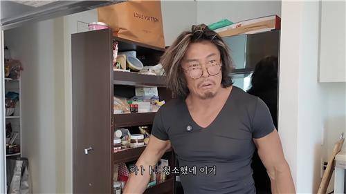 달라진 부엌을 알아본 '아조씨' [유튜브 '추성훈 ChooSungHoon' 캡처. 재판매 및 DB 금지]