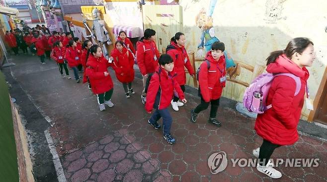 인천 동화마을 방문한 중국 학생들 [연합뉴스 자료사진]