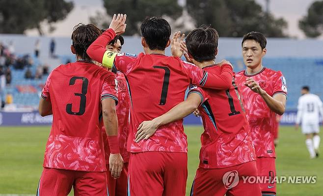 골 자축하는 한국 (암만[요르단]=연합뉴스) 황광모 기자 = 19일 오후(현지시간) 요르단 암만 국제경기장에서 열린 2026 북중미 월드컵 아시아 3차 예선 B조 한국과 팔레스타인의 경기.
  한국의 손흥민이 동점골을 넣은 뒤 동료들과 기쁨을 나누고 있다. 2024.11.20 hkmpooh@yna.co.kr