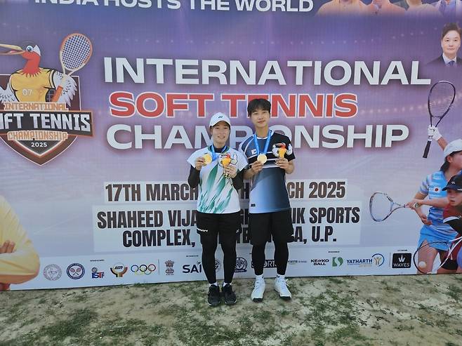 황찬우(오른쪽)와 일본 덴마.  [대한소프트테니스협회 제공. 재판매 및 DB 금지]