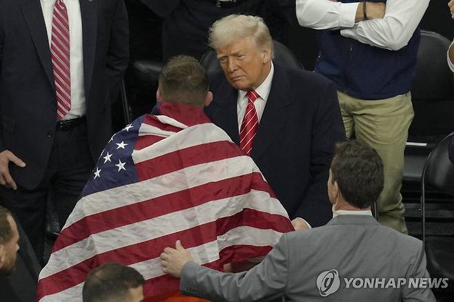 레슬링 선수 격려하는 트럼프 미국 대통령 [필라델피아< 미 펜실베이니아주 > AFP=연합뉴스 재판매 및 DB금지]