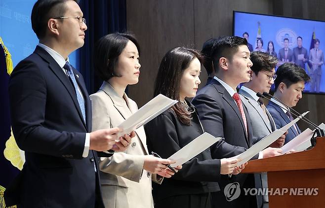 '국민연금 개혁안 반대' 공동 회견하는 여야 30·40세대 의원들 (서울=연합뉴스) 김주형 기자 = 국민연금 개혁안에 반대하는 30·40세대 여야 의원들이 23일 국회 소통관에서 '더 나은 연금개혁을 요구하는 국회의원'이라는 이름 아래 모여 긴급 기자회견을 열고 있다.
    왼쪽부터 더불어민주당 전용기, 이소영 의원, 개혁신당 이주영, 국민의힘 김재섭, 더불어민주당 장철민, 국민의힘 우재준 의원. 2025.3.23 kjhpress@yna.co.kr