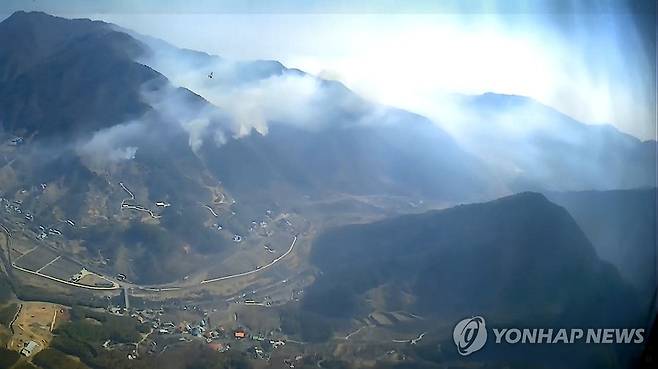 울산 울주군 온양읍 산불 현장 (서울=연합뉴스) 울산 울주군 온양읍 운화리 산불 발생 이틀째인 23일 현장 모습. 산림 당국은 산불 대응 3단계를 발령하고 진화 중이다. 2025.3.23 [산림청 제공. 재판매 및 DB 금지] photo@yna.co.kr