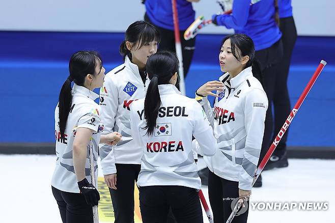 대화 나누는 한국 (의정부=연합뉴스) 임병식 기자 = 21일 의정부실내빙상장에서 열린 2025 LGT 세계여자컬링선수권대회 한국과 이탈리아 경기에서 한국 선수들이 대화를 나누고 있다. 오른쪽부터 김민지, 설예은, 김은지, 김수지. 2025.3.21 andphotodo@yna.co.kr