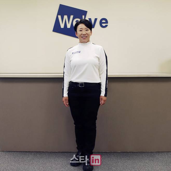 프로 통산 65승의 신지애가 지난 14일 두산건설과 서브 후원 계약한 뒤 포즈를 취하고 있다. (사진=두산건설)