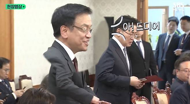 24일 정부서울청사에서 진행된 국무위원 오찬 간담회에 최상목 부총리가 웃으며 들어오고 있다.(사진=SBS 캡처)