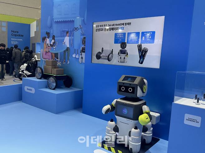 삼성SDI 배터리가 탑재된 현대차·기아 서비스 로봇 ‘달이’(오른쪽)와 다목적 모바일 플랫폼 ‘모베드’.(사진=공지유 기자)