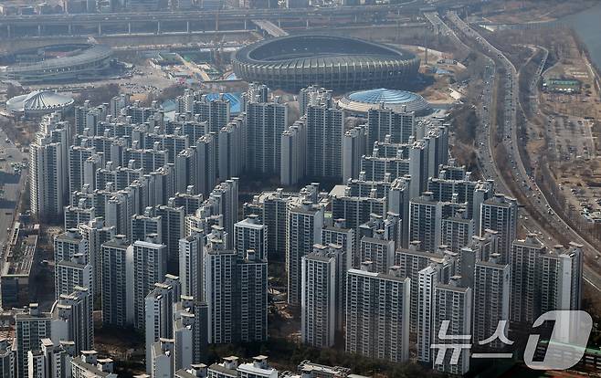 서울 송파구 롯데월드타워에서 바라본 강남 아파트 단지 모습. 2025.3.19/뉴스1 ⓒ News1 김성진 기자