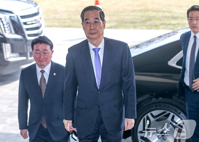 한덕수 대통령 권한대행 국무총리가 헌법재판소의 탄핵심판 기각 결정으로 직무에 복귀하기 위해 24일 오전 서울 종로구 정부서울청사로 출근하고 있다. (공동취재) 2025.3.24/뉴스1 ⓒ News1 임세영 기자